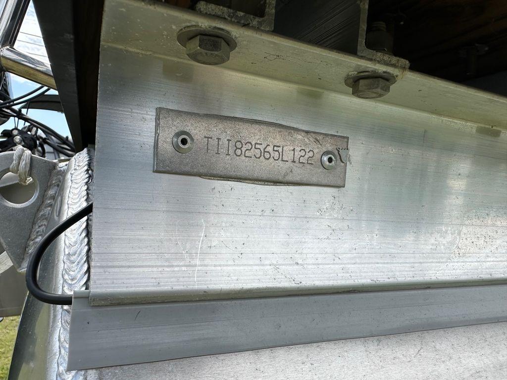 Slide: The Image of 2022 Manitou 18 Aurora LE Standard Twin Tube serial number plate. - 34