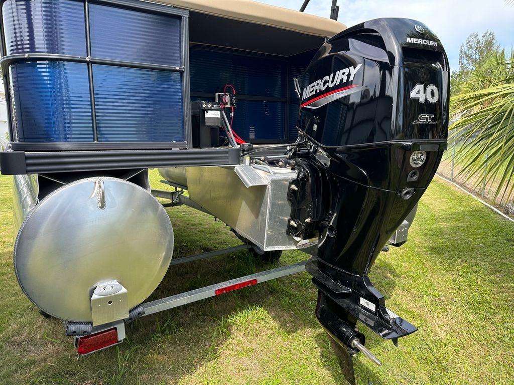 Slide: The Image of 2022 Manitou 18 Aurora LE Standard Twin Tube with Mercury 40 HP outboard motor. - 9