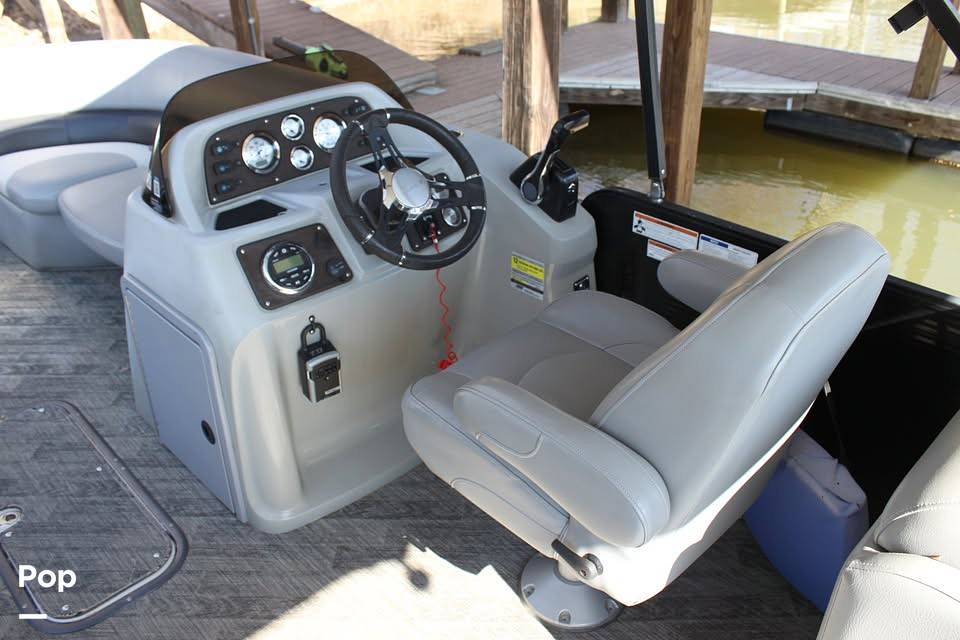 Slide: The Image of Captain's Chair - 15392297