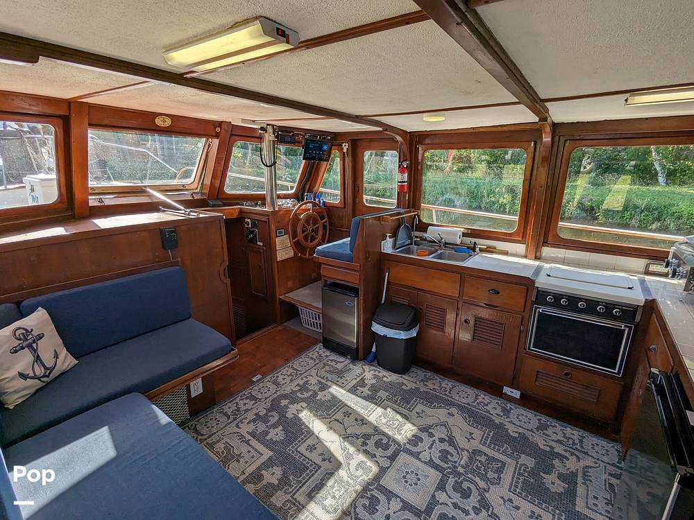Slide: The Image of Spacious Interior - 13989320