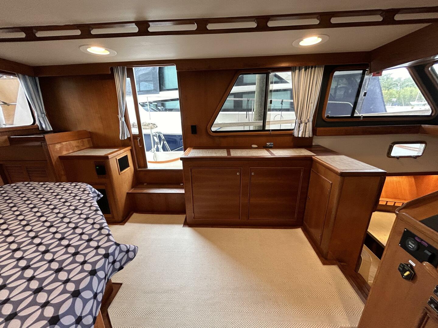 Slide: The Image of 46' Marine Trader salon port - 36