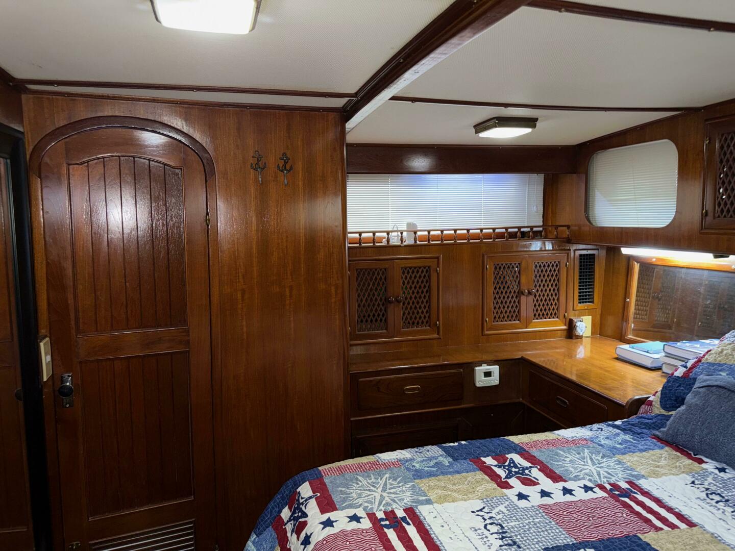 Slide: The Image of Marine Trader Sundeck Fb 1984 - 5285041