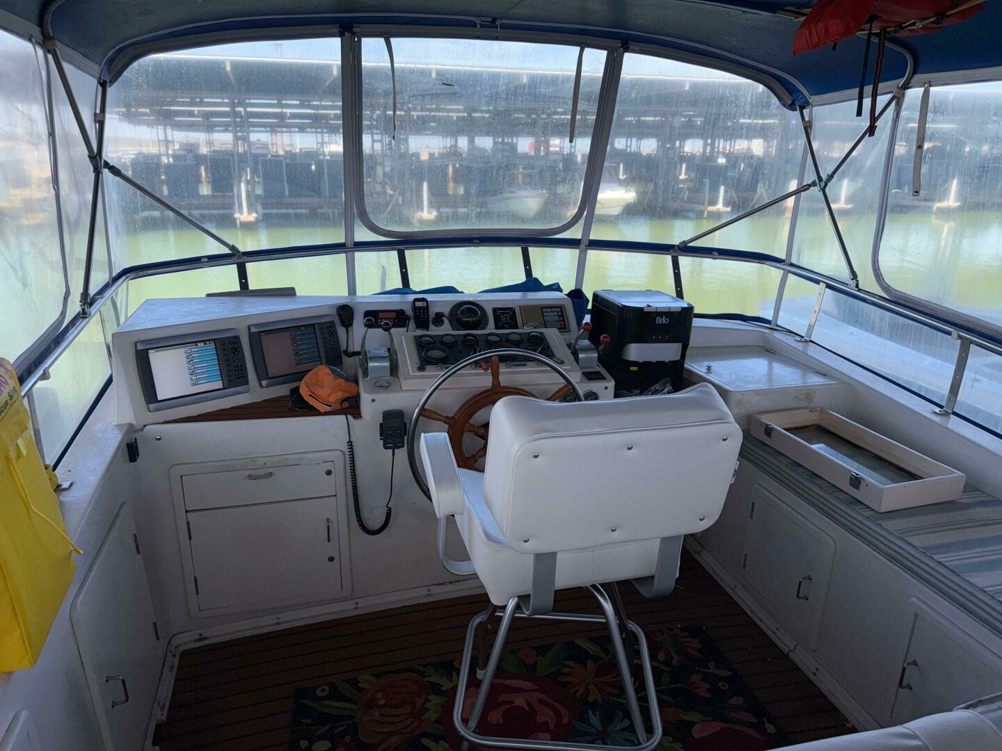 Slide: The Image of Marine Trader Sundeck Fb 1984 - 5285042