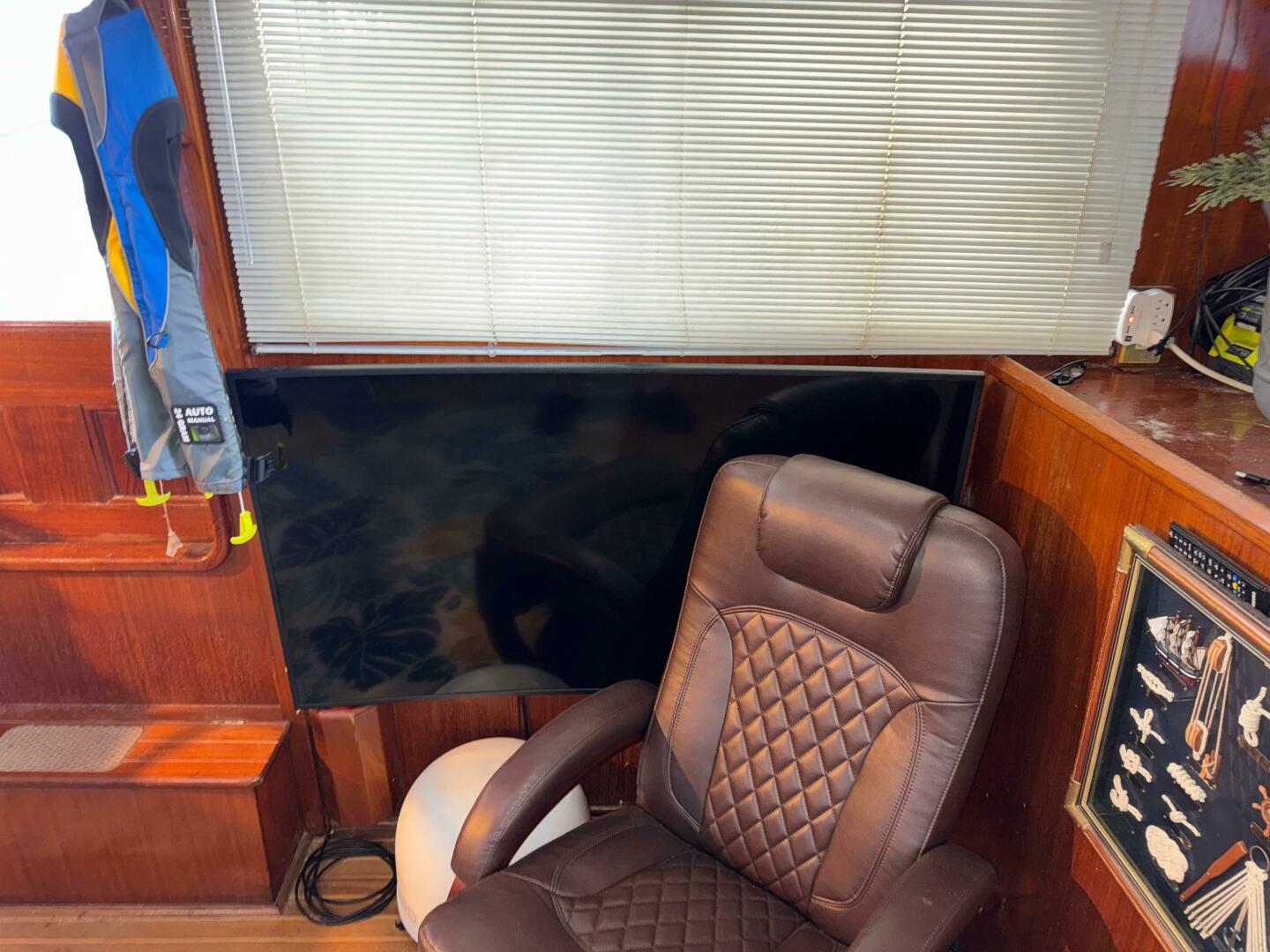 Slide: The Image of Marine Trader Sundeck Fb 1984 - 5285050