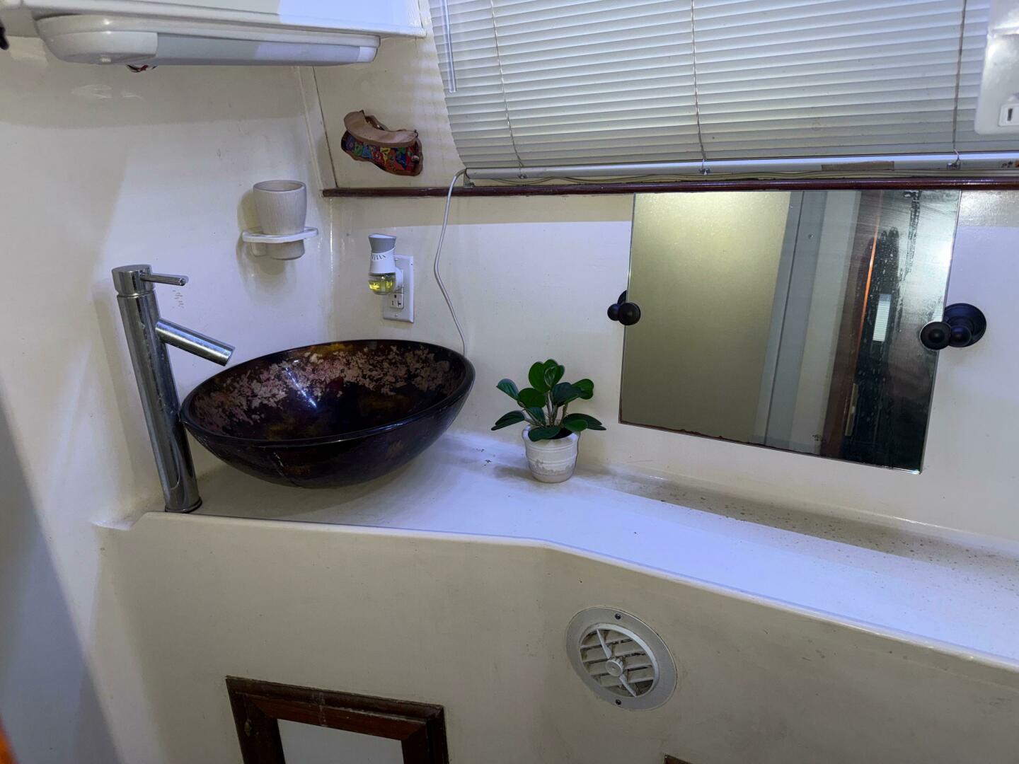 Slide: The Image of Marine Trader Sundeck Fb 1984 - 5285056