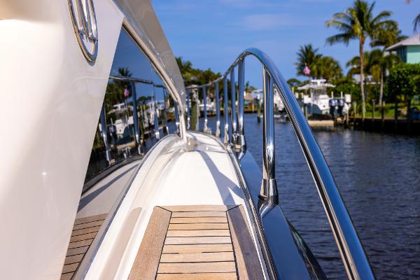 Slide: The Image of 2009 Marquis 500 Sport Coupe yacht on a sunny day by the water. - 19