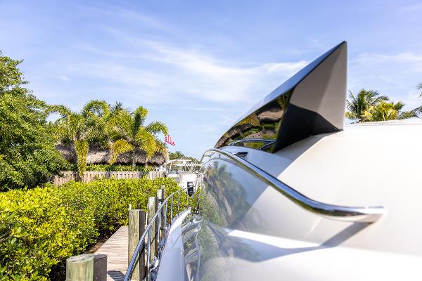 Slide: The Image of 2009 Marquis 500 Sport Coupe yacht docked near tropical palm trees. - 23