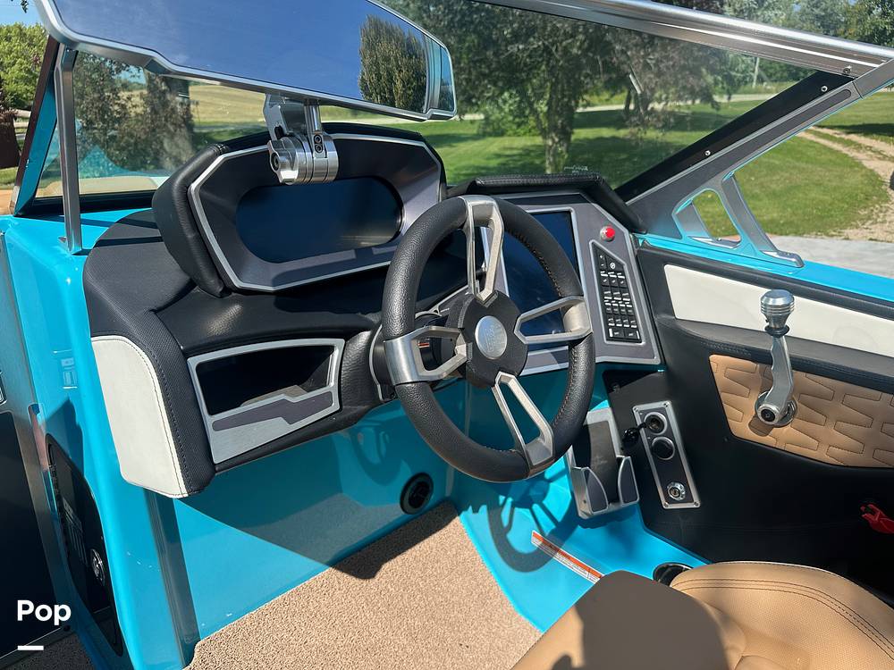 Slide: The Image of Mastercraft X22 2021 - 13031015