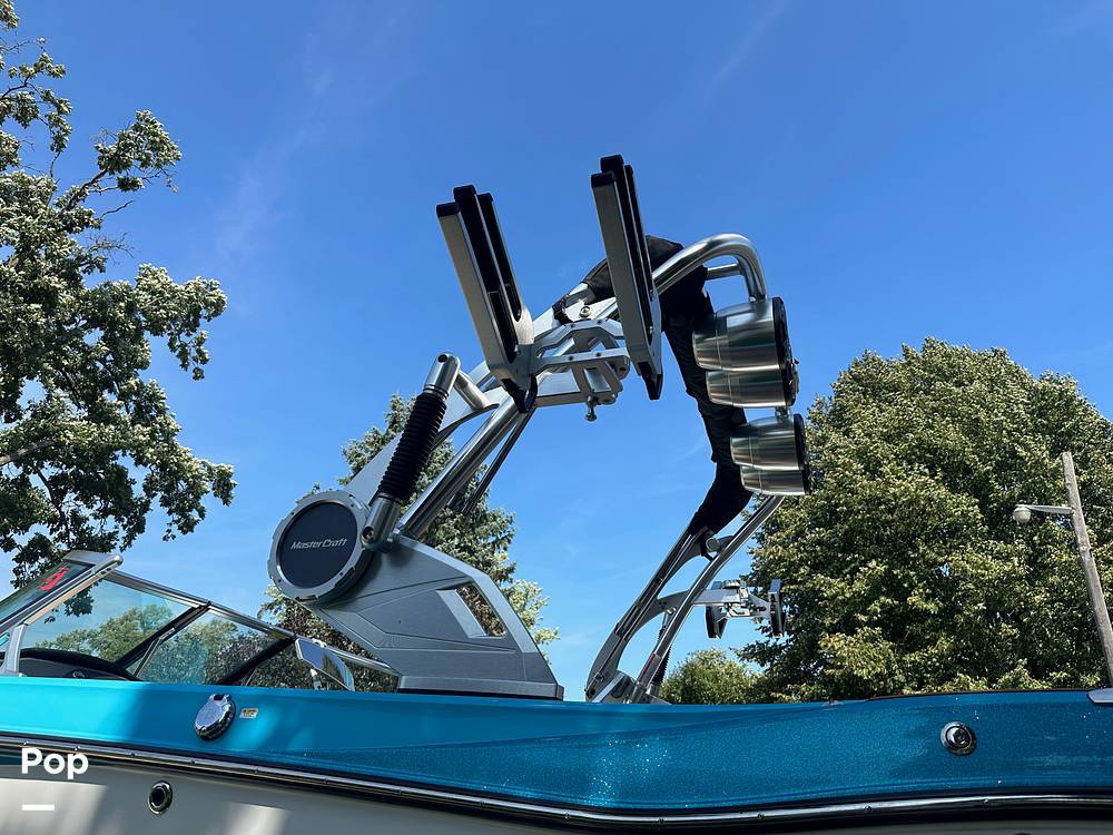 Slide: The Image of Mastercraft X22 2021 - 13030958