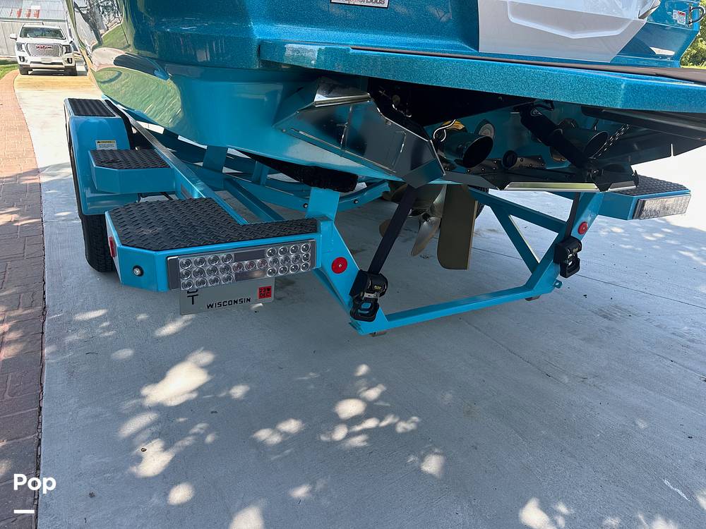 Slide: The Image of Mastercraft X22 2021 - 13030971