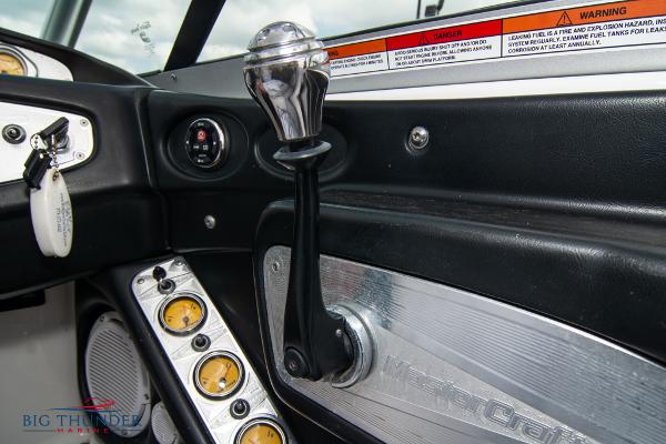 Slide: The Image of 2005 MasterCraft X45 boat control panel and throttle lever. - 32
