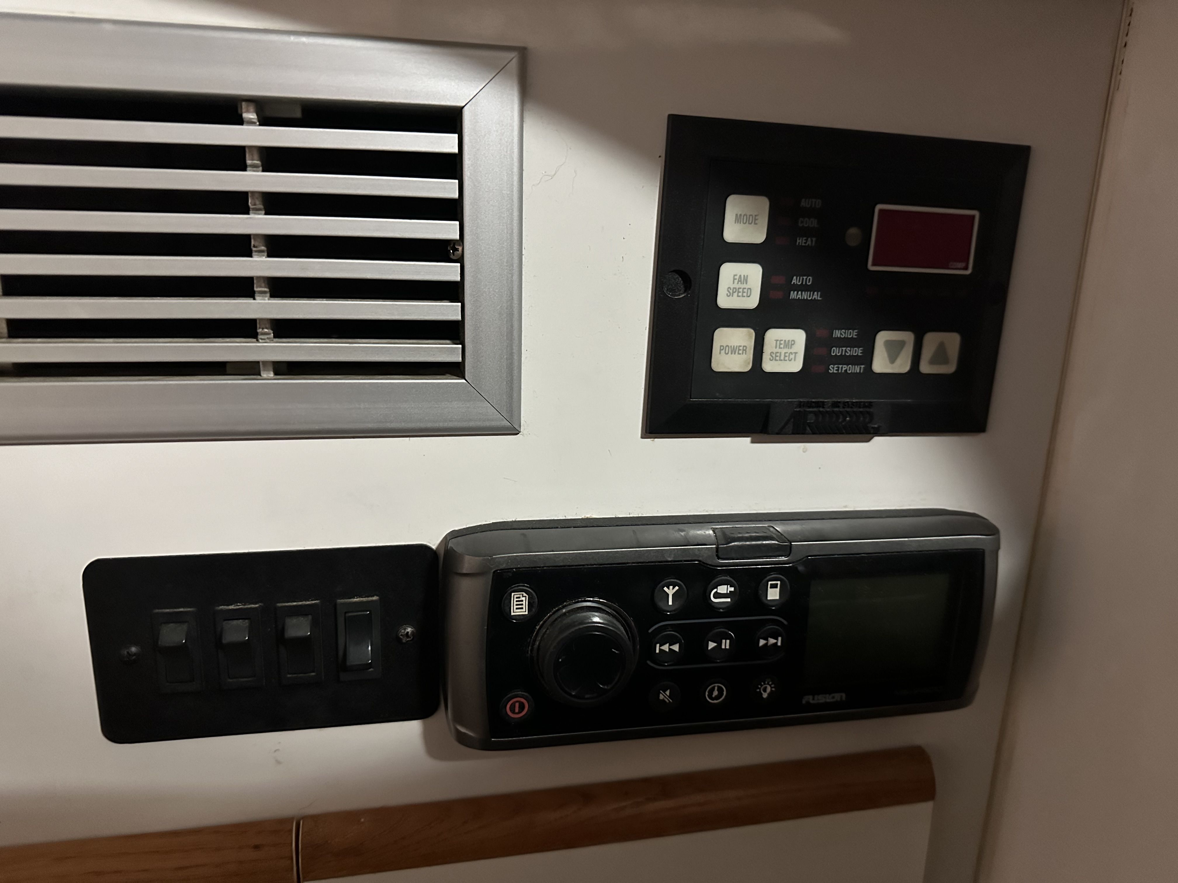 Slide: The Image of Maxum 3200 SCR 1995 - 17