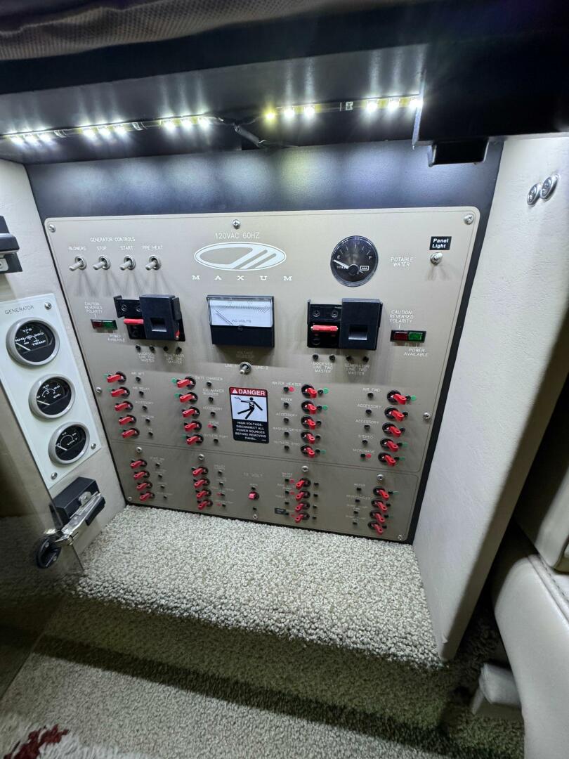 Slide: The Image of Maxum 4100 Sport Cruiser Bridge 1999 - 5556395