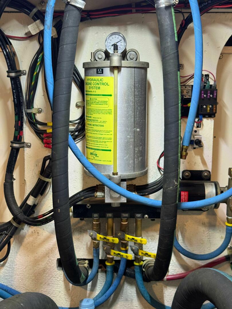 Slide: The Image of Maxum 4100 Sport Cruiser Bridge 1999 - 5556456