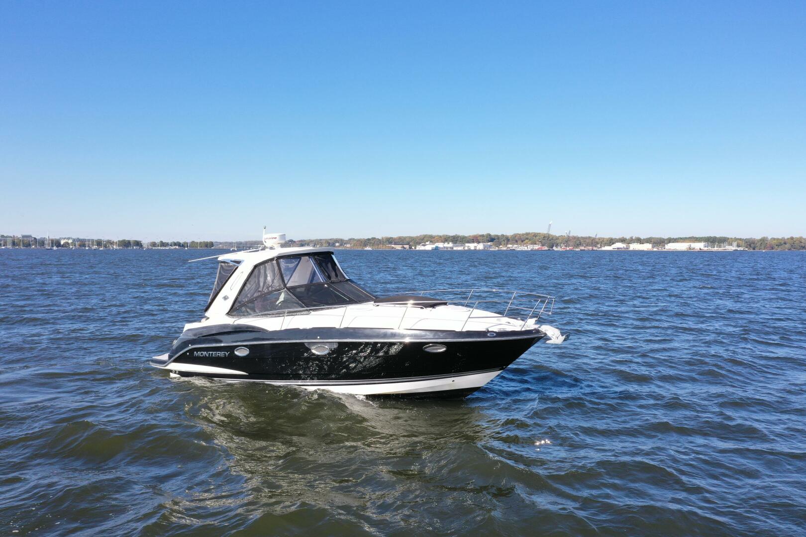 Slide: The Image of Monterey 320 Sport Yacht 2014 - 4794564