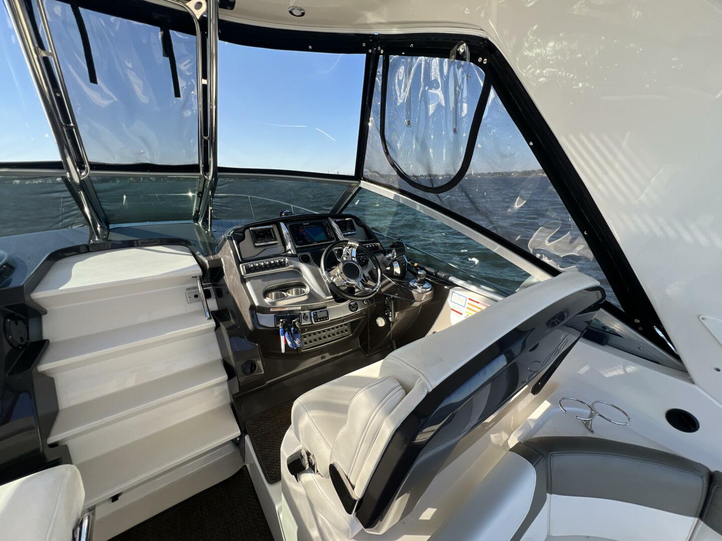 Slide: The Image of Monterey 320 Sport Yacht 2014 - 4794578