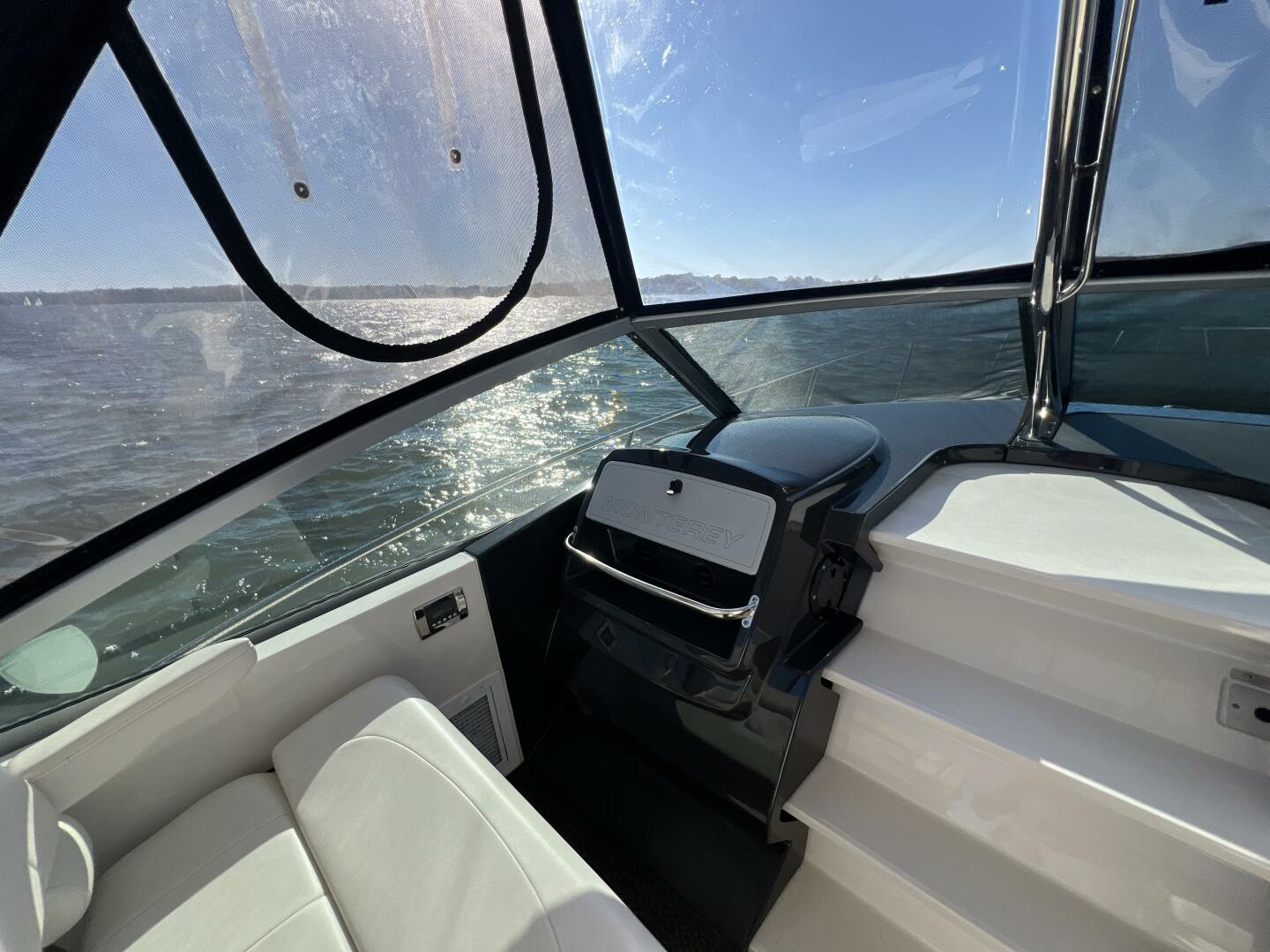 Slide: The Image of Monterey 320 Sport Yacht 2014 - 4794582