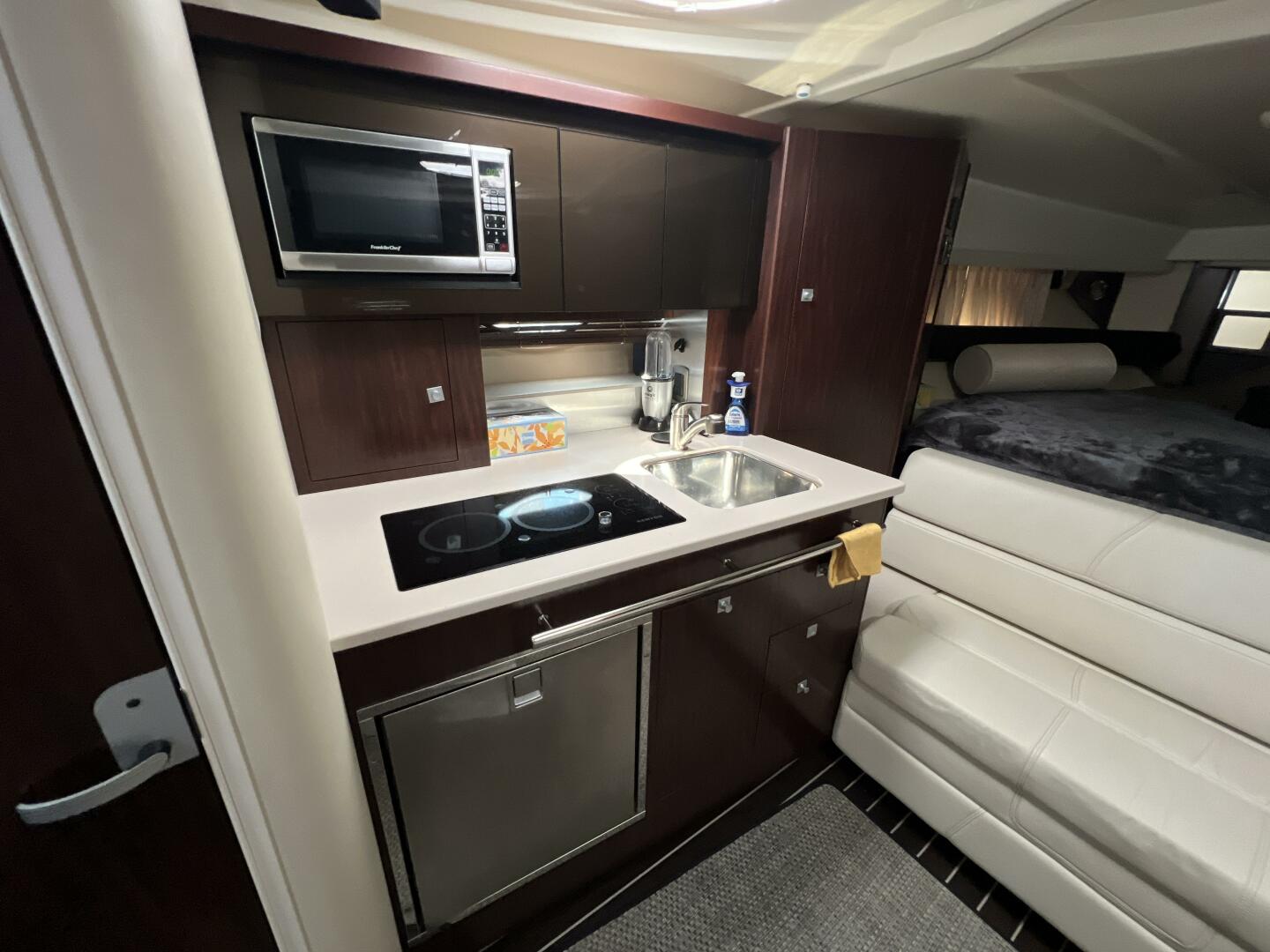 Slide: The Image of Monterey 320 Sport Yacht 2014 - 4794586