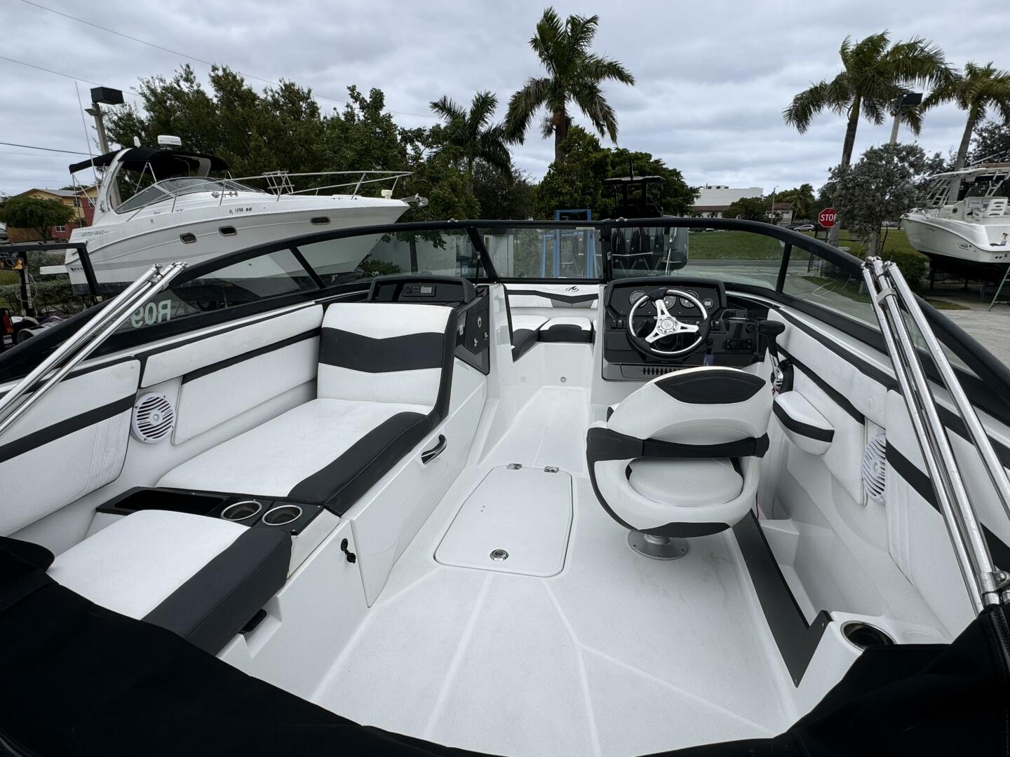 Slide: The Image of Monterey M225 2020 - 4747633