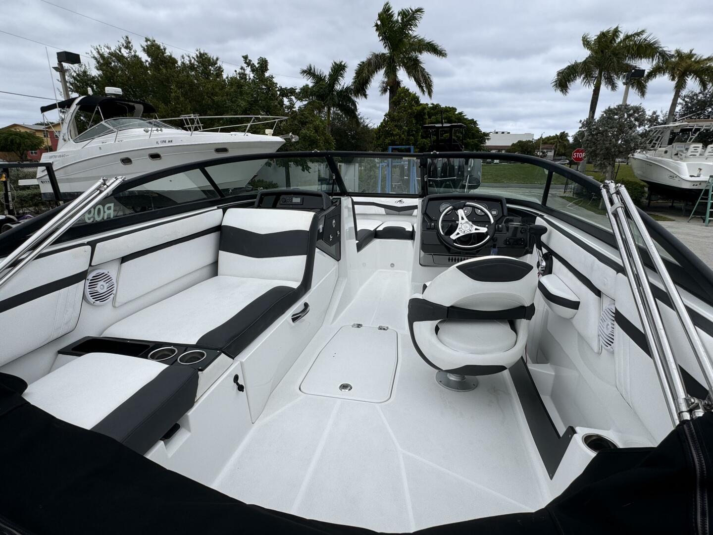 Slide: The Image of Monterey M225 2020 - 4747634