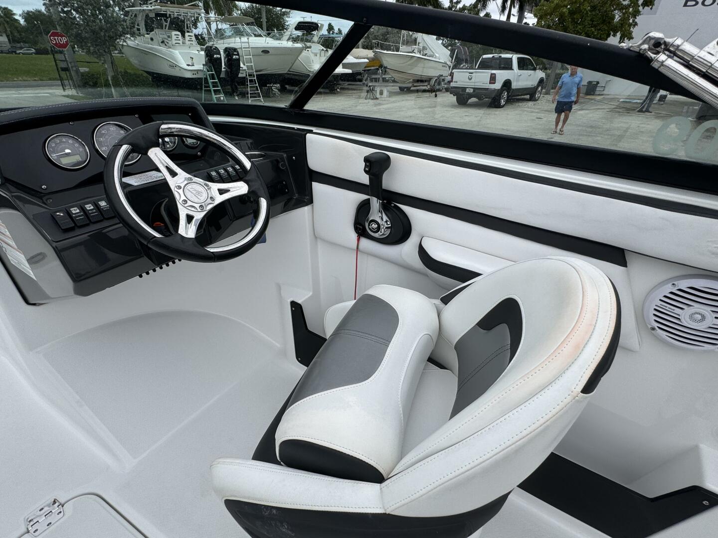 Slide: The Image of Monterey M225 2020 - 4747640