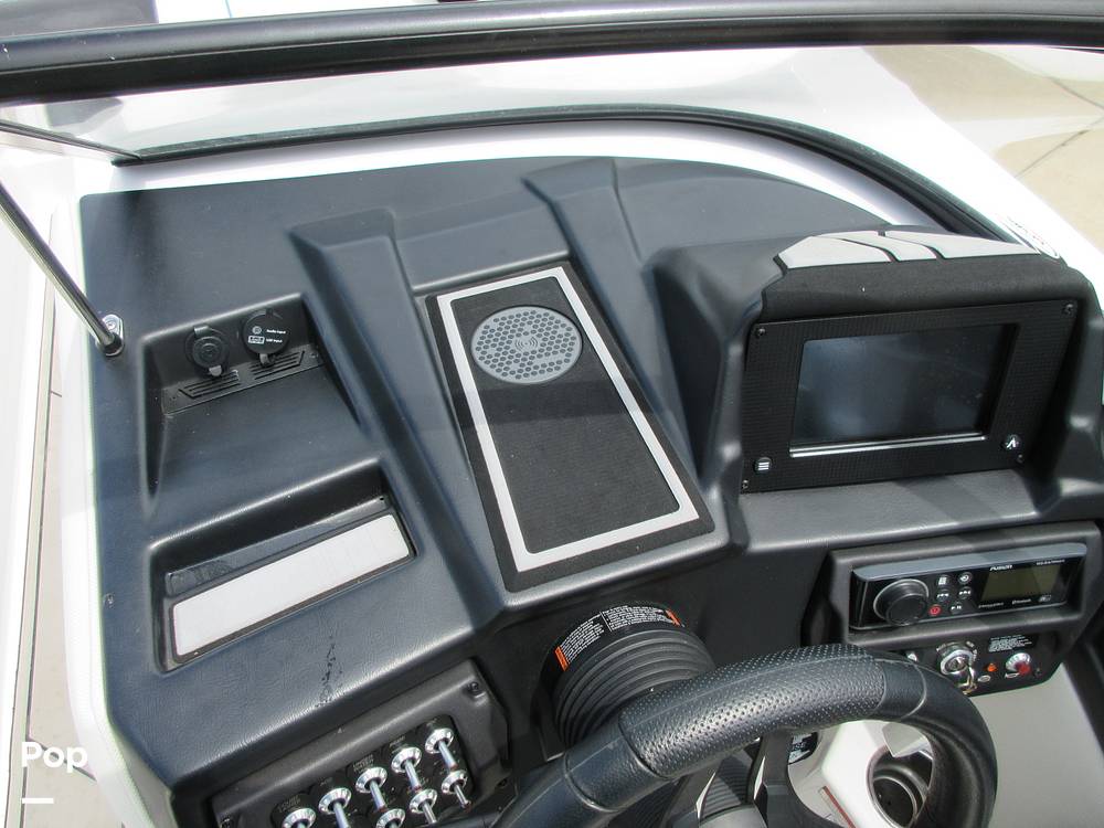 Slide: The Image of Phone Charging Pad / Display Screen - 10657434