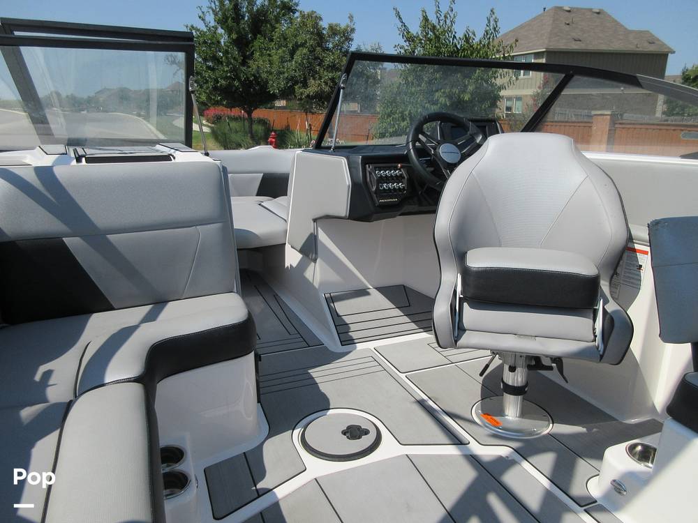 Slide: The Image of Mid Seating / Captains's Chair - 15740102