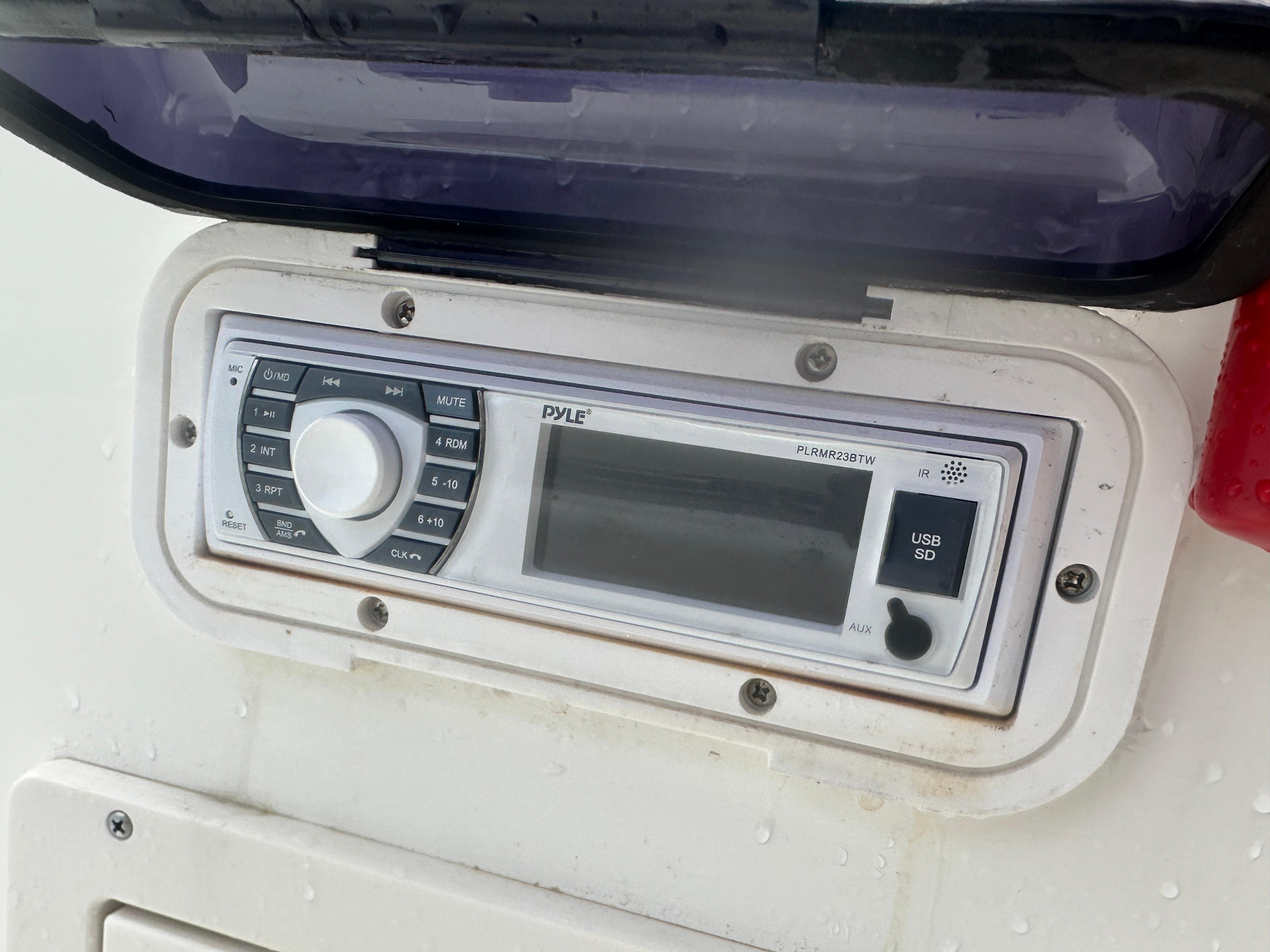 Slide: The Image of Audio system on 2015 NauticStar 1810 NauticBay boat, featuring USB and SD inputs. - 20