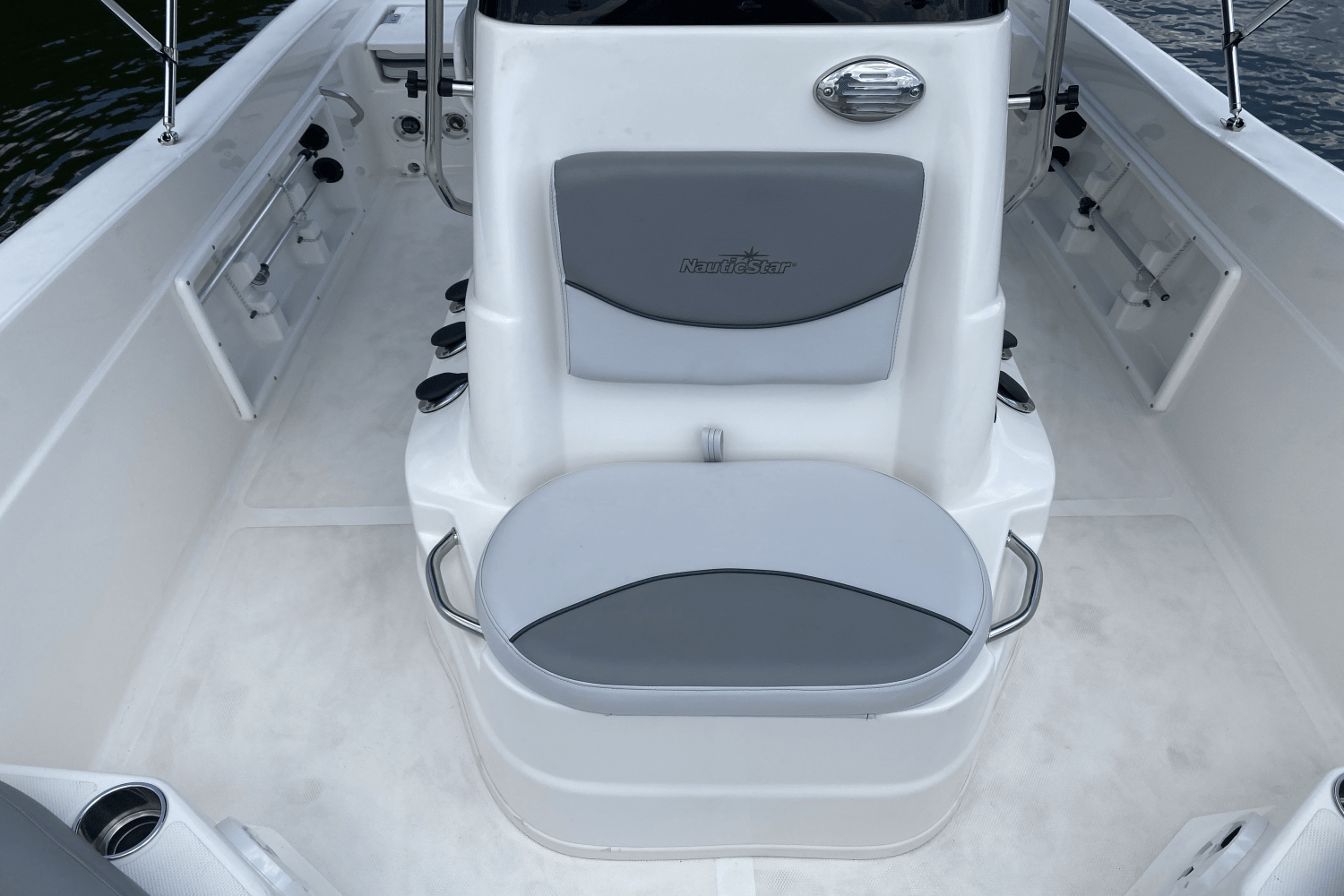 Slide: The Image of NauticStar 211 HYBRID 2021 - 11