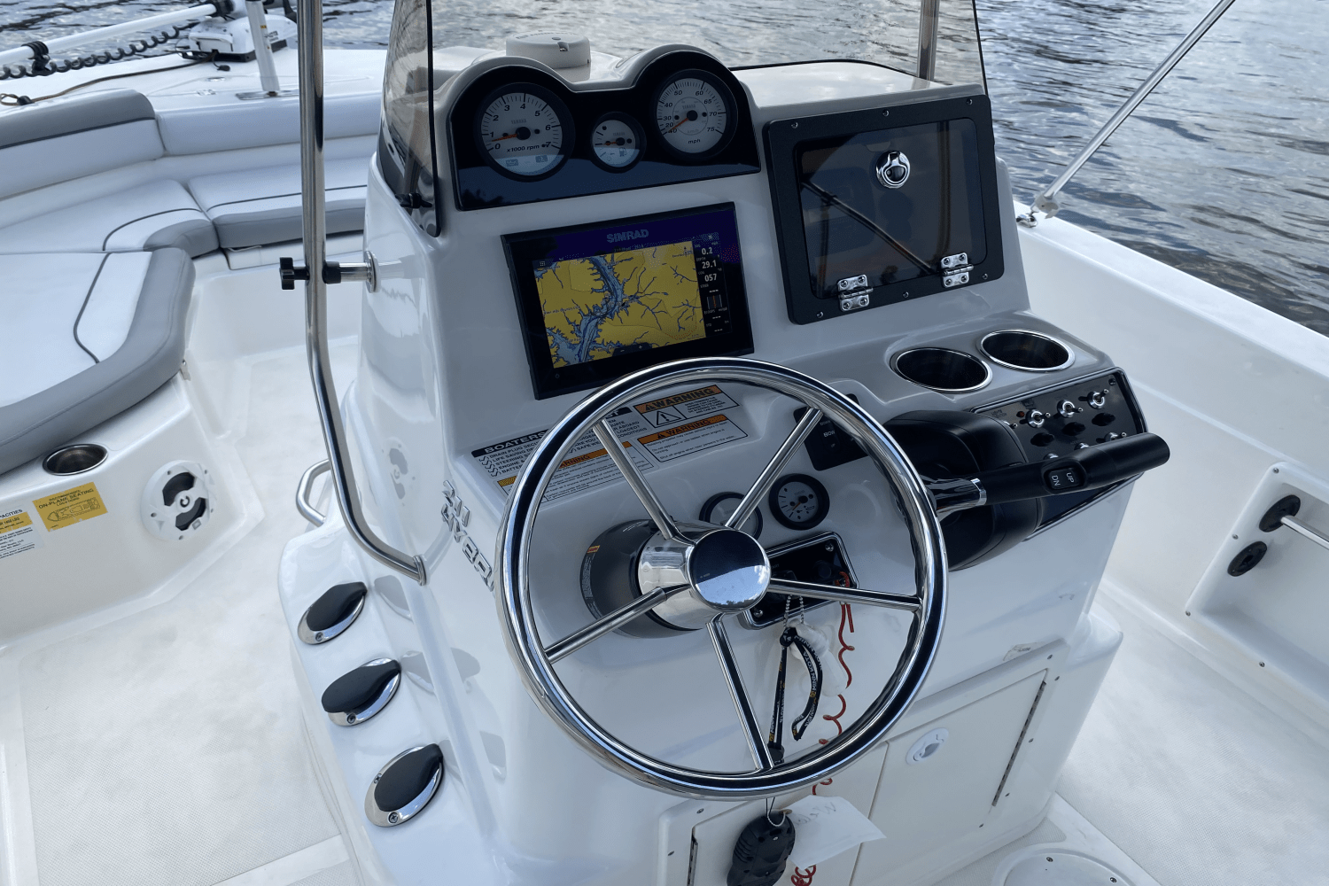 Slide: The Image of NauticStar 211 HYBRID 2021 - 18