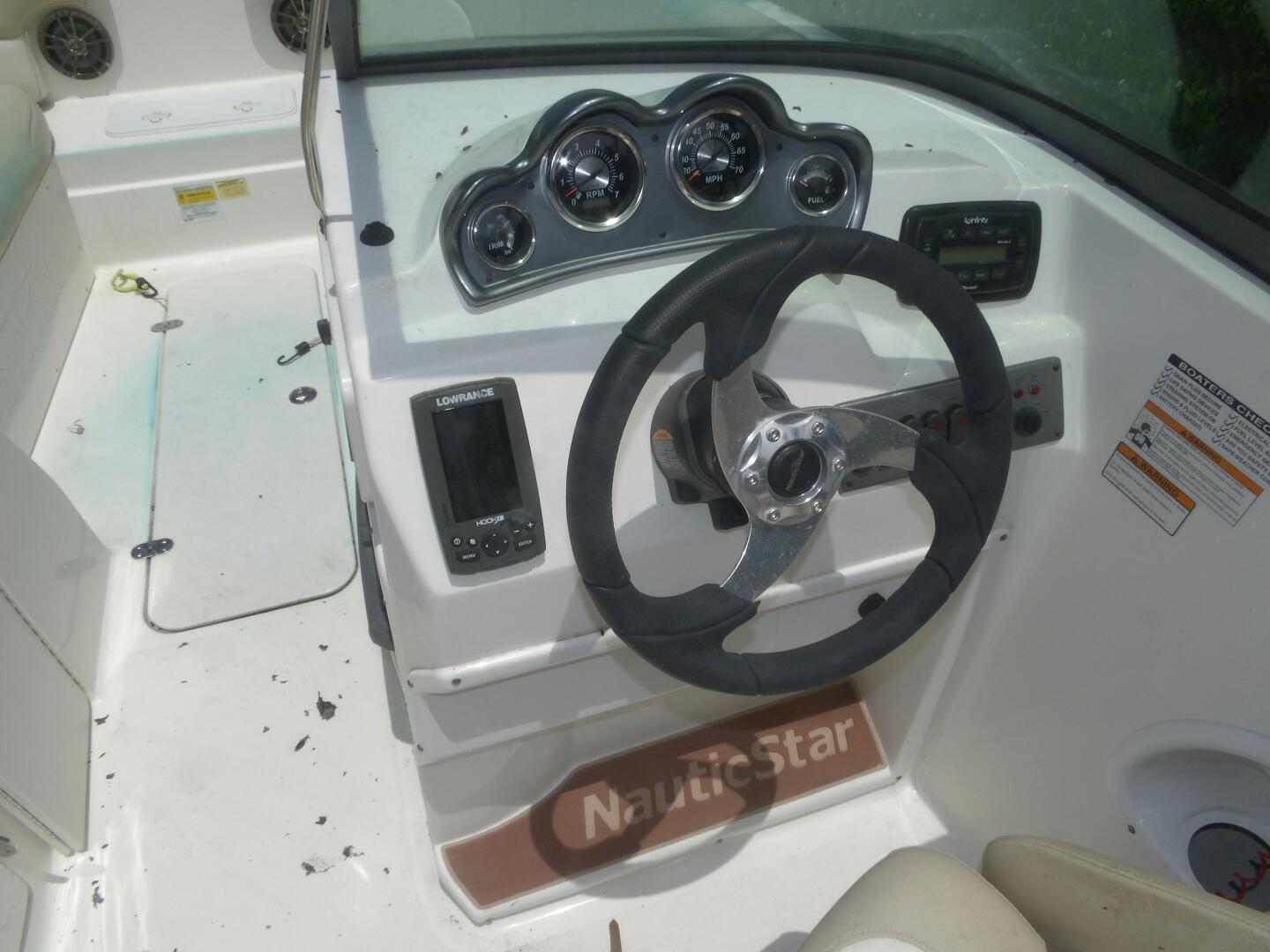 Slide: The Image of NauticStar 223DC Sport Deck 2017 - 4643552