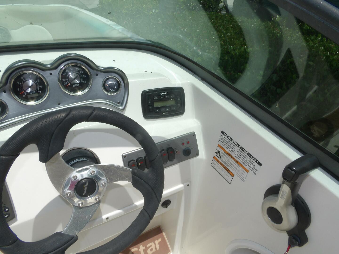 Slide: The Image of NauticStar 223DC Sport Deck 2017 - 4643553