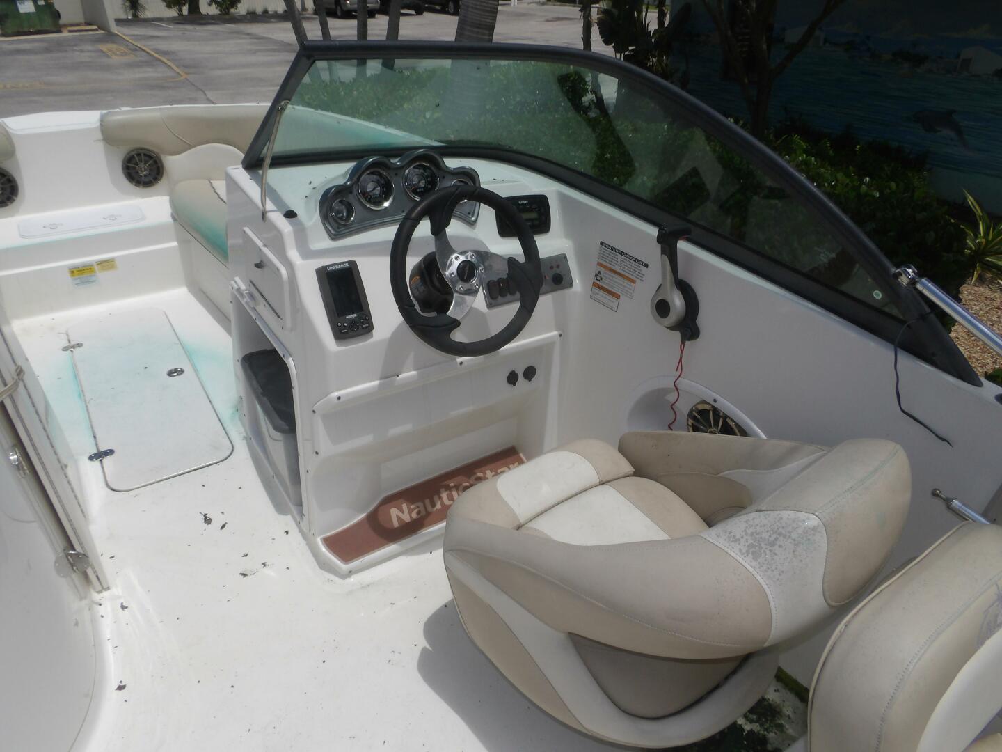 Slide: The Image of NauticStar 223DC Sport Deck 2017 - 4643594