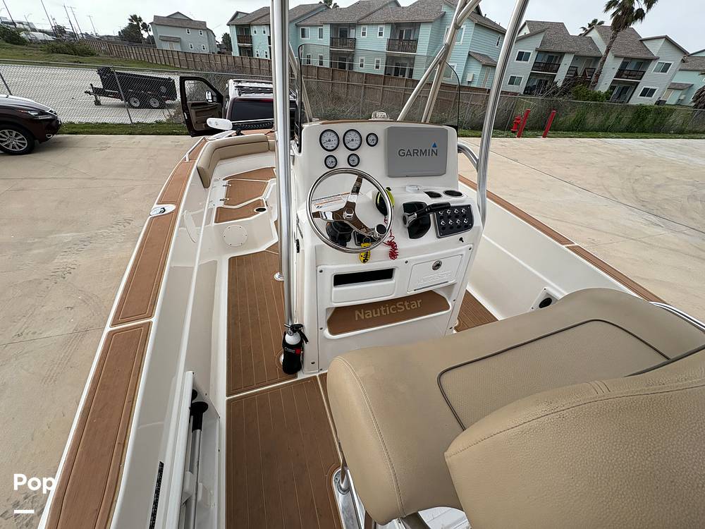 Slide: The Image of Helm/steering Wheel/garmin/foor Rest - 15368447