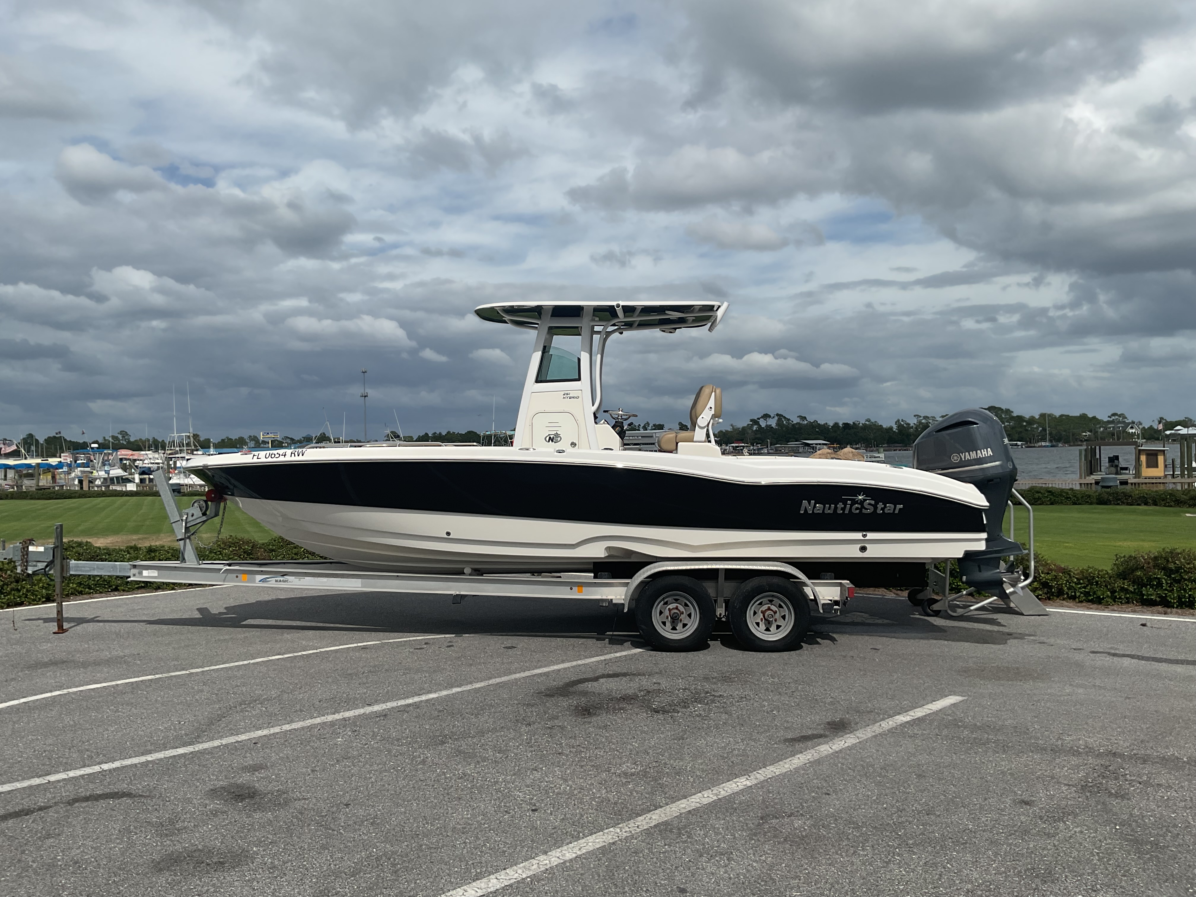 Slide: The Image of NauticStar 251 Hybrid 2019 - 0