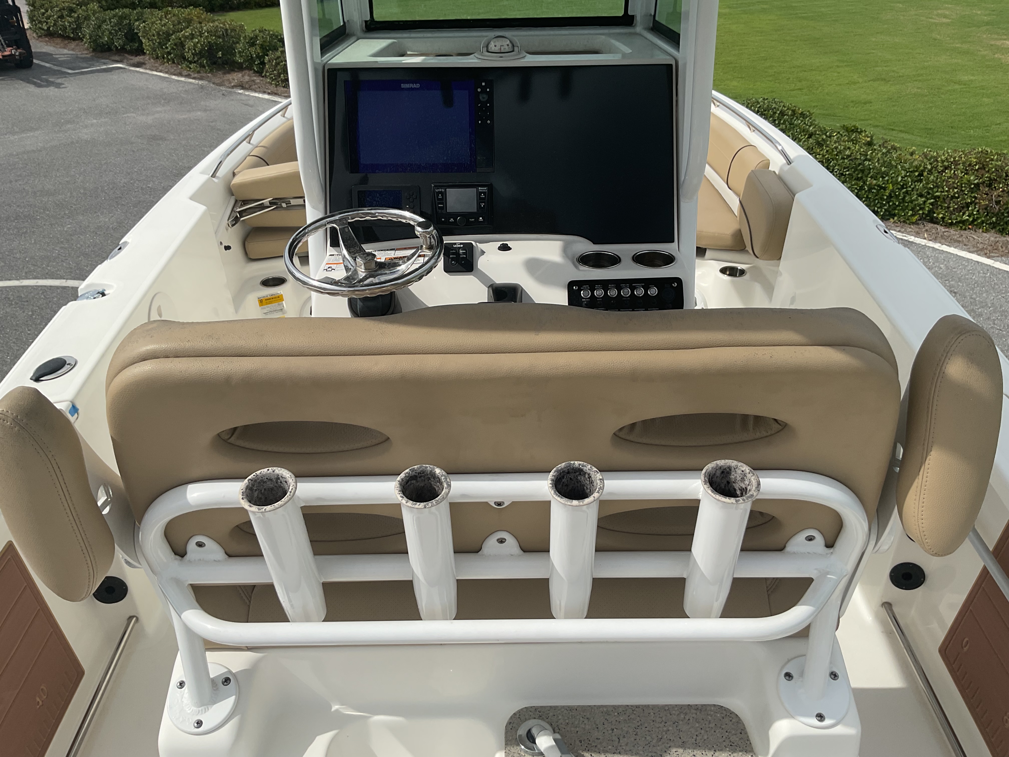 Slide: The Image of NauticStar 251 Hybrid 2019 - 11