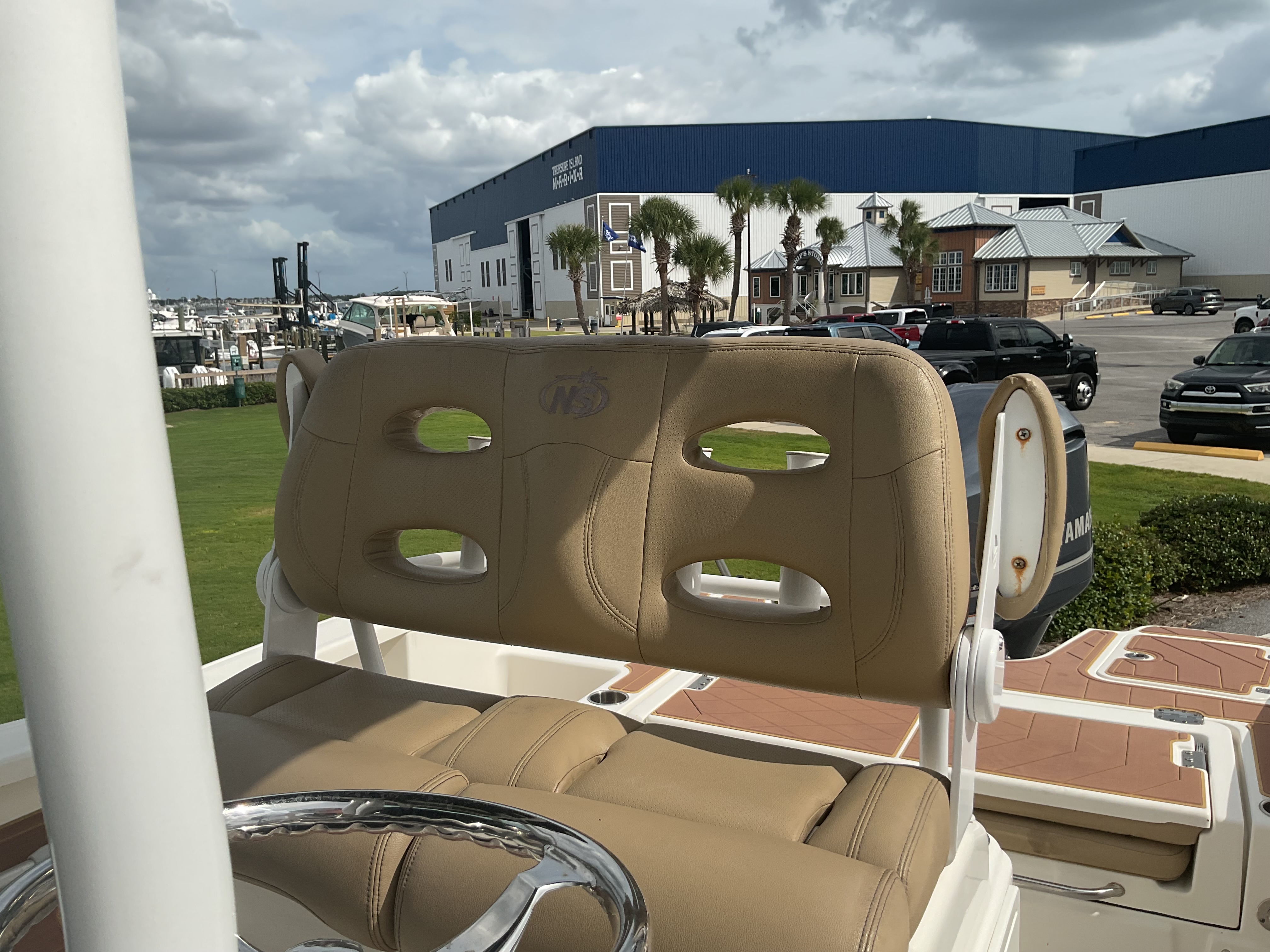 Slide: The Image of NauticStar 251 Hybrid 2019 - 16