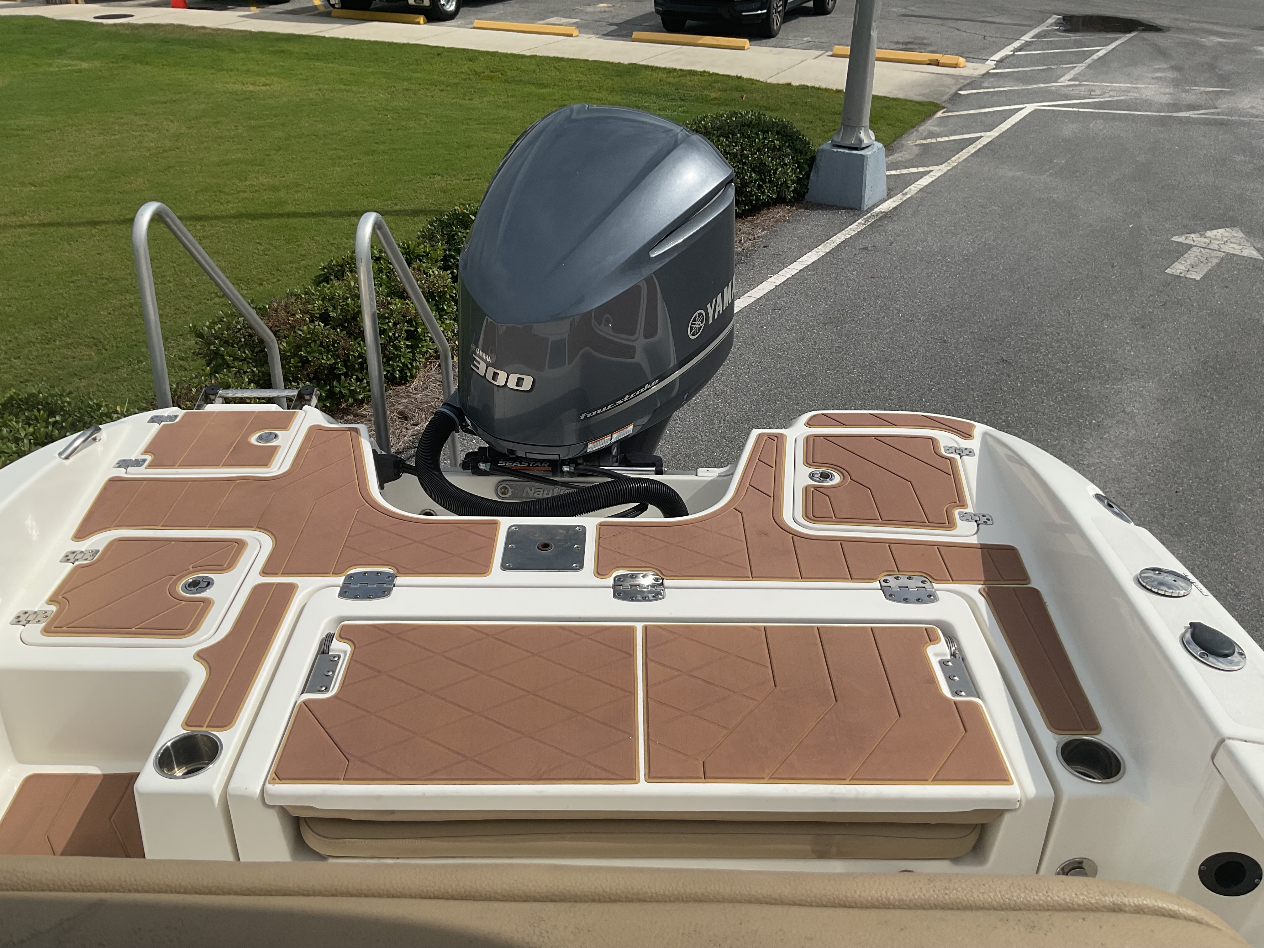 Slide: The Image of NauticStar 251 Hybrid 2019 - 17