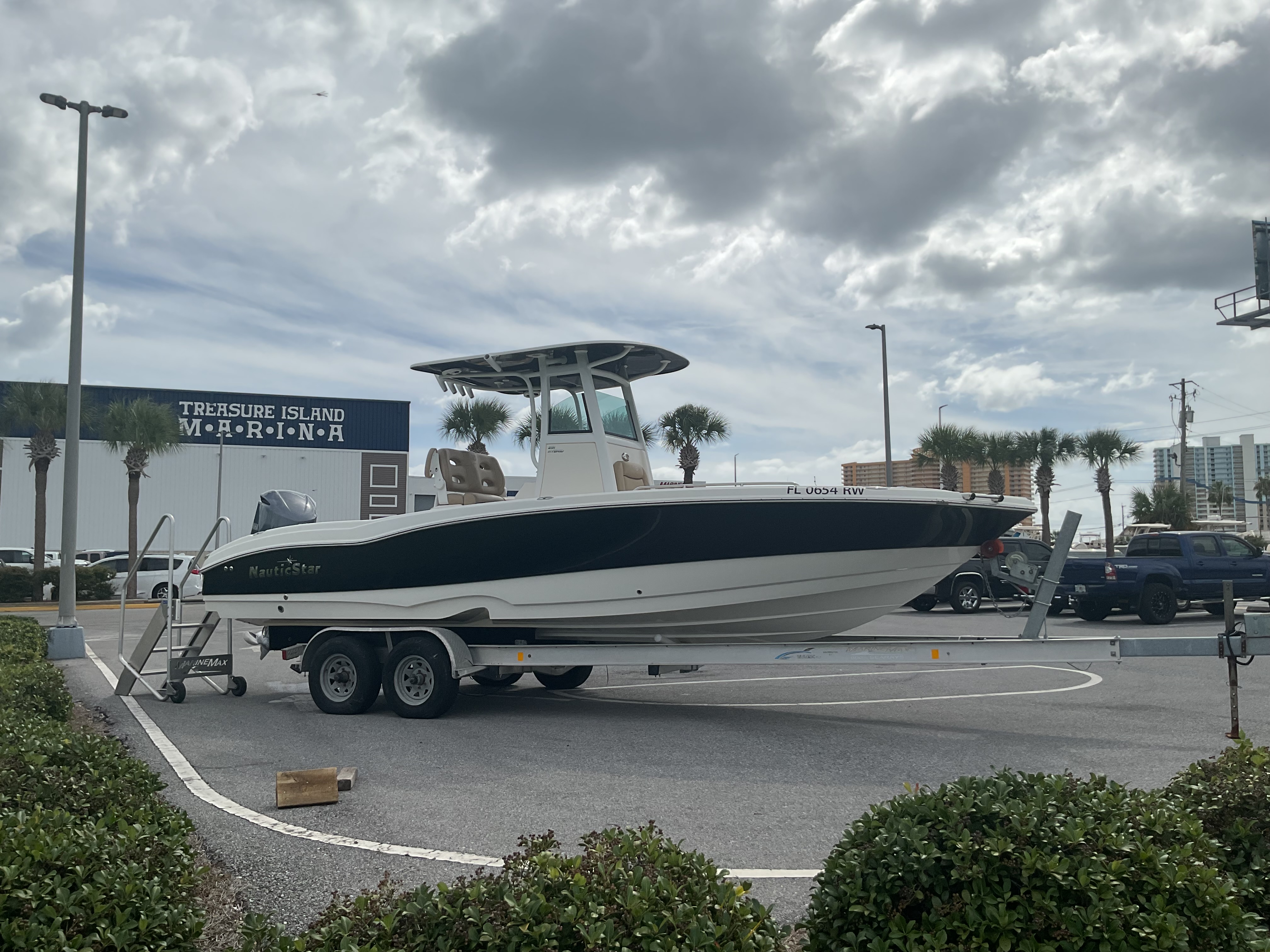 Slide: The Image of NauticStar 251 Hybrid 2019 - 5