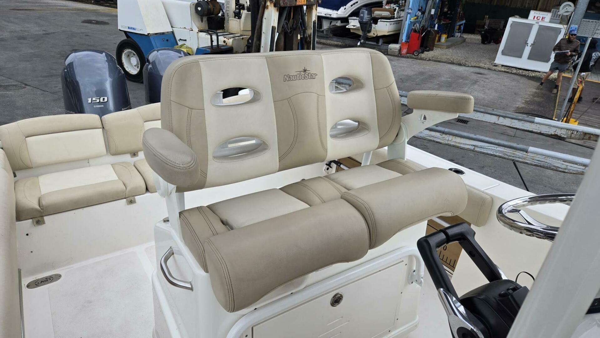 Slide: The Image of NauticStar 2602 Legacy 2021 - 5100208