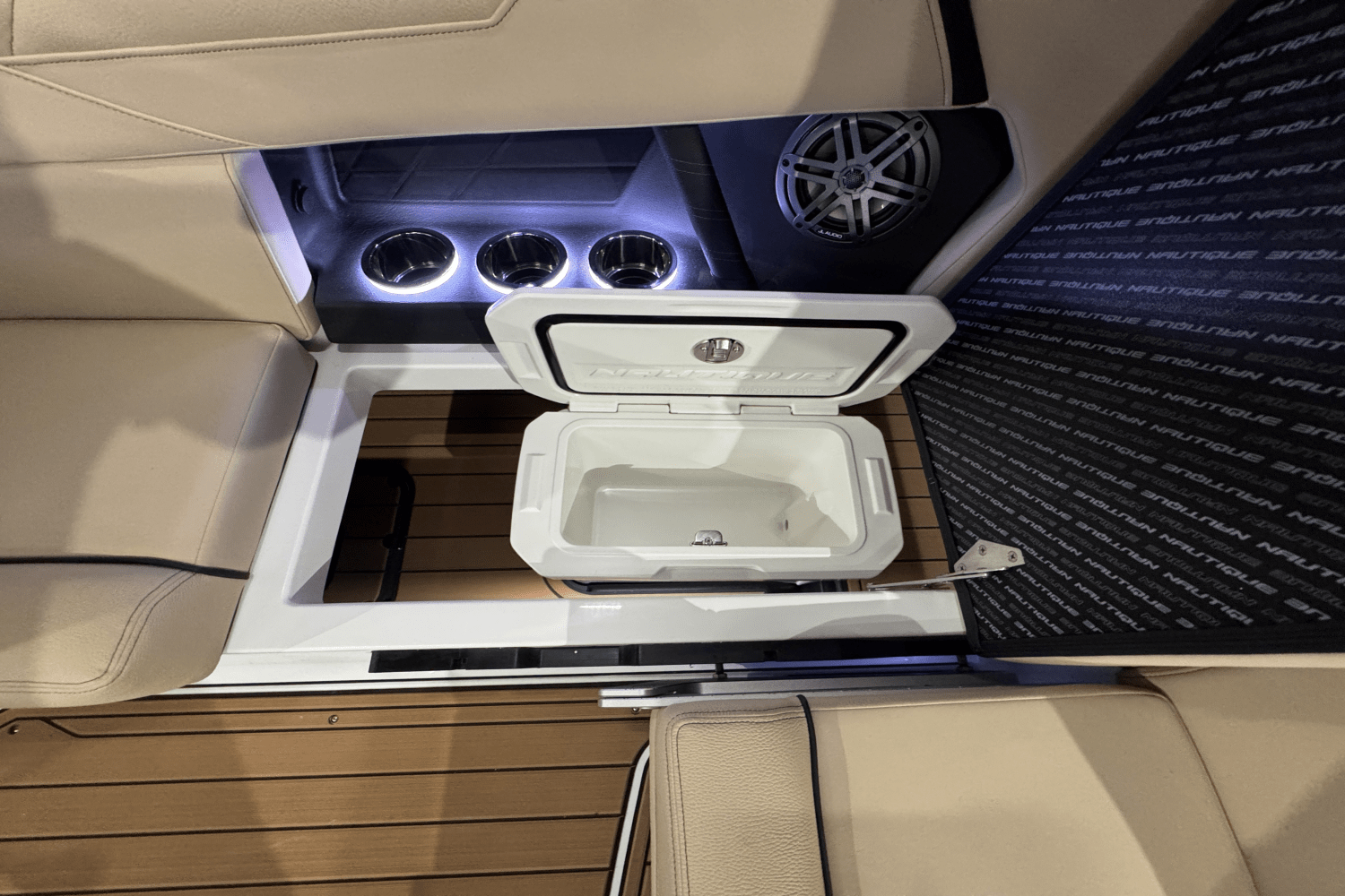 Slide: The Image of Nautique Super Air Nautique S21 2025 - 18