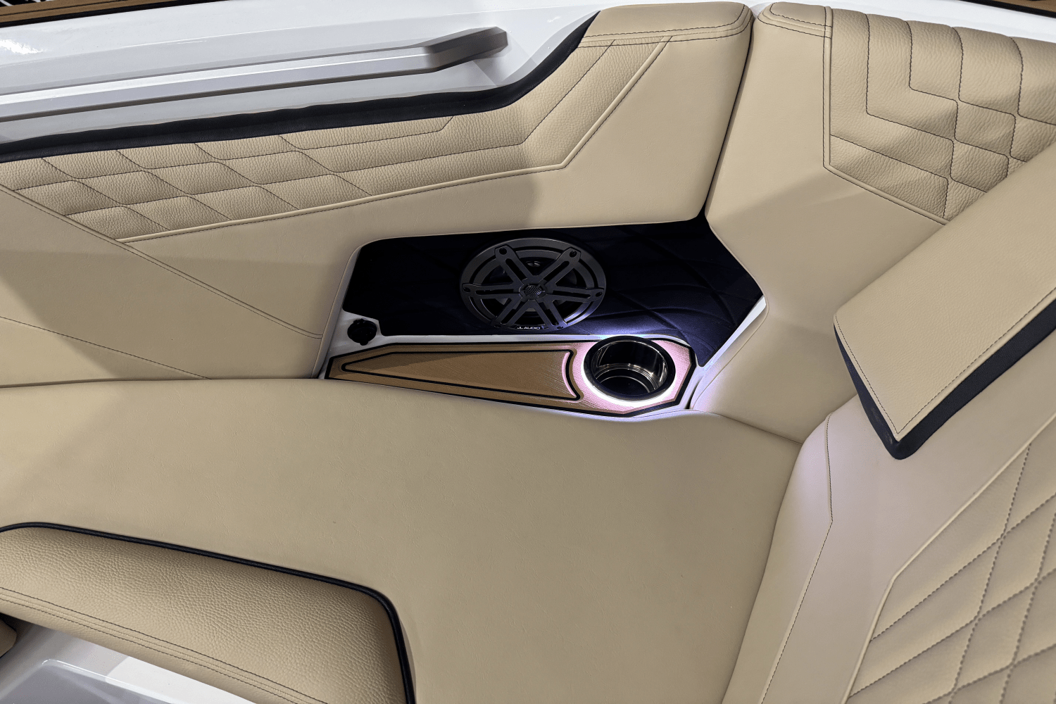 Slide: The Image of Nautique Super Air Nautique S21 2025 - 41