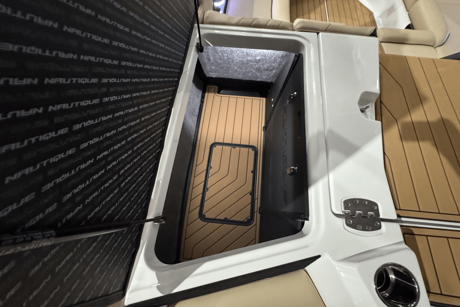 Slide: The Image of Nautique Super Air Nautique S21 2025 - 8