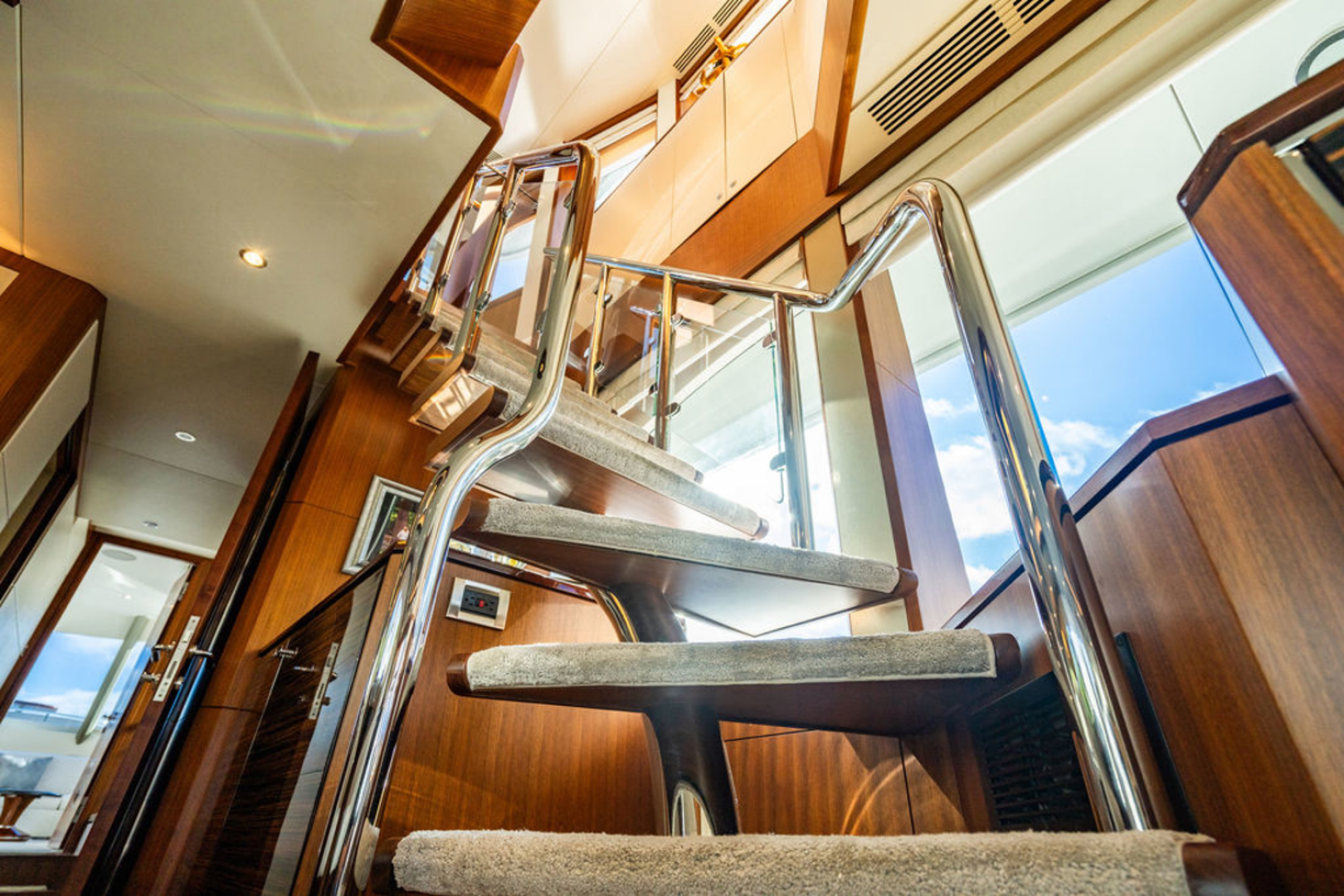 Slide: The Image of Ocean Alexander 100 MY 2020 - 4964125