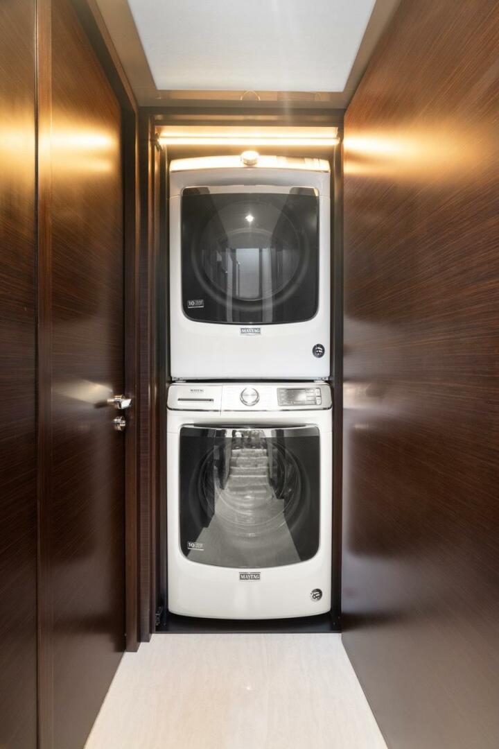 Slide: The Image of Ocean Alexander 106 Twin Dreams - Washer Dryer 2022 Ocean Alexander 106 Twin Dreams - 4736210