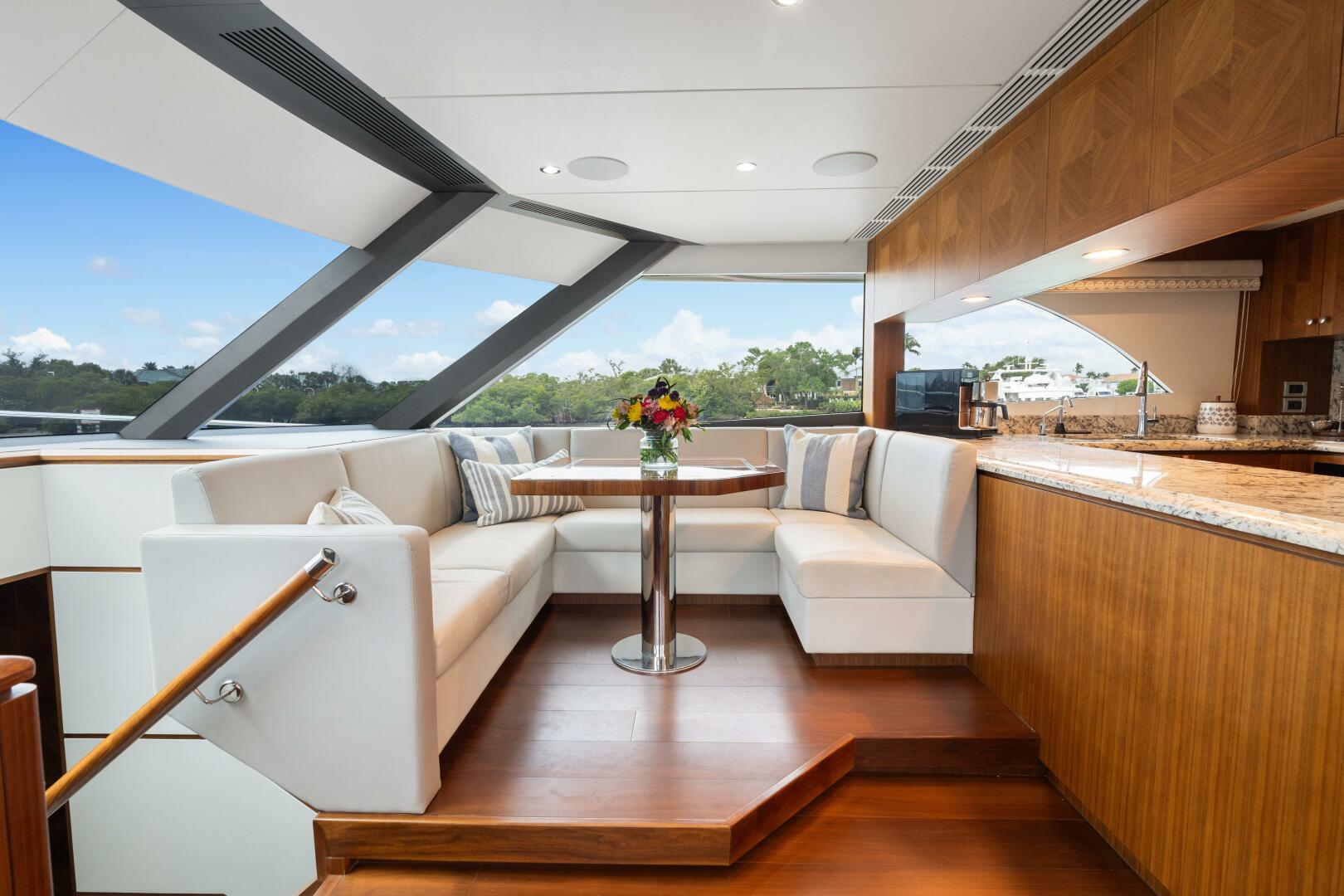 Slide: The Image of Ocean Alexander 88 Sanibella - Dinette 2019 Ocean Alexander 88 Sanibella - 5120608