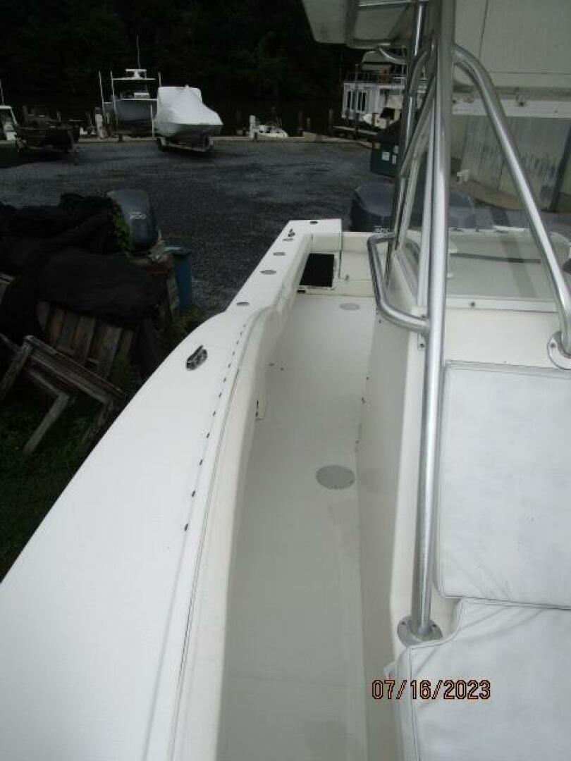 Slide: The Image of 31' Ocean Master starboard side deck - 3813881