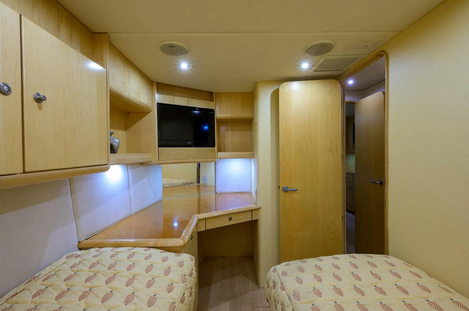 Slide: The Image of Ocean Yachts Enclosed Bridge Super Sport 2003 - 4672821