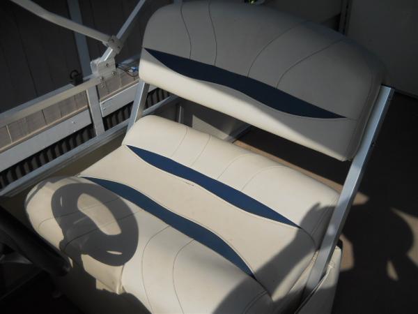Slide: The Image of 2004 Odyssey Millennium 2502M boat seat and steering wheel. - 6