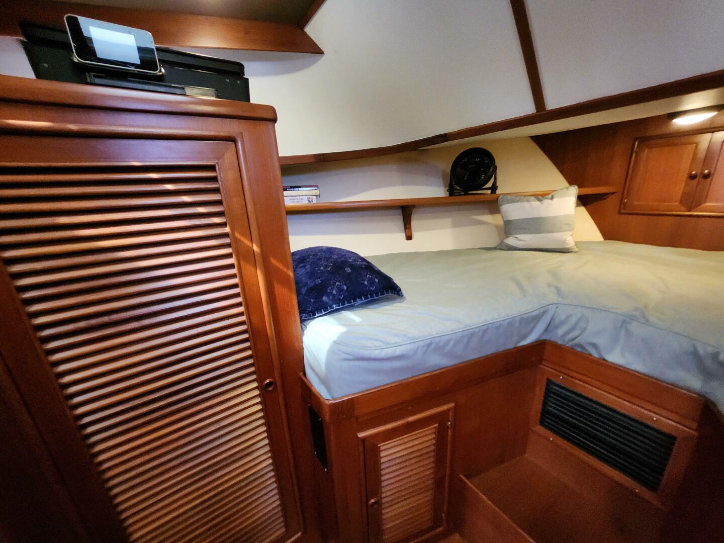 Slide: The Image of V-Berth Port - 4204570